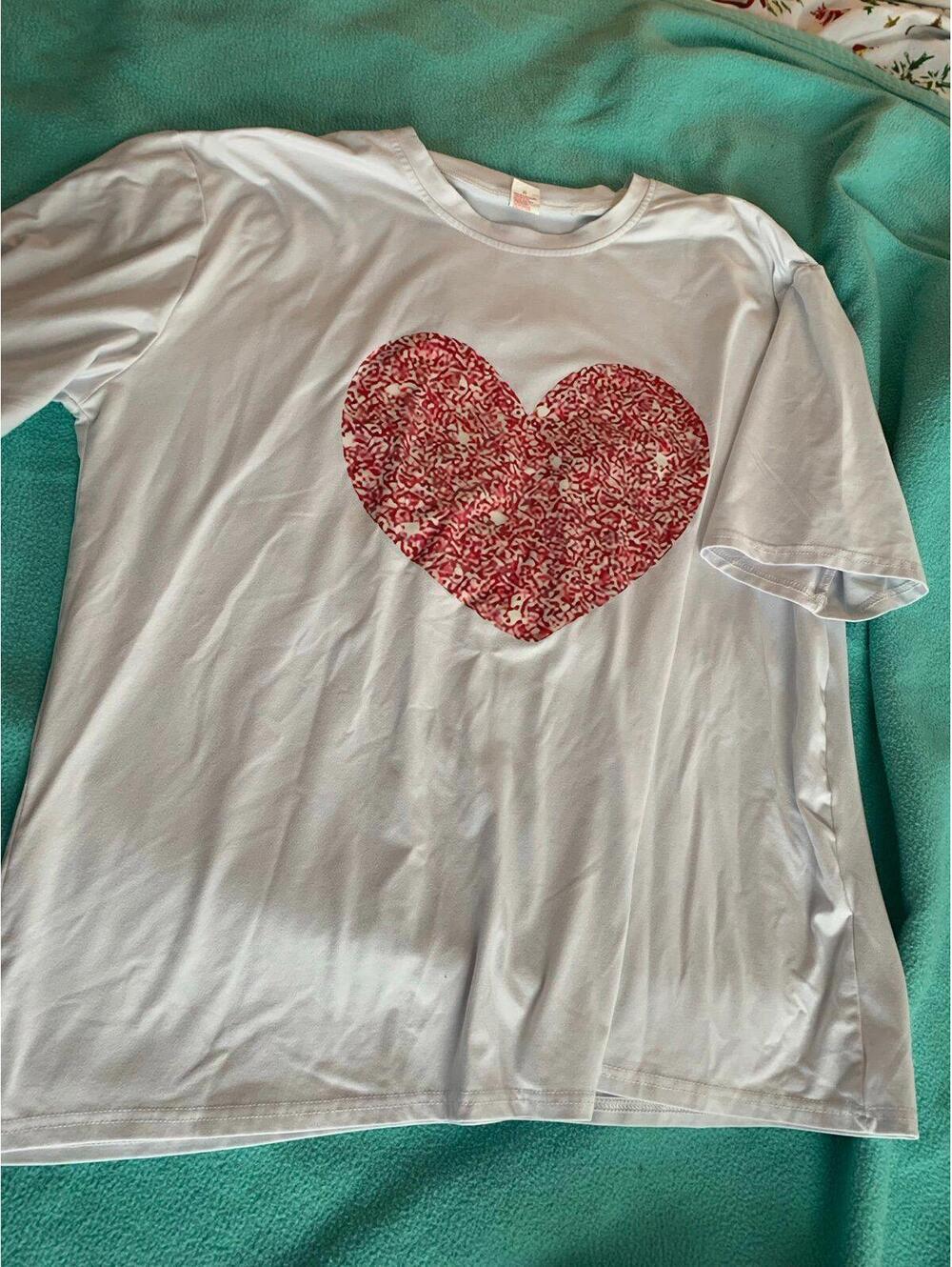 2x Tshirt Solid White with Red, Pink and White Heart Decal​